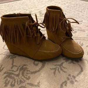 LIKE NEW fringe moccasin wedges size 8